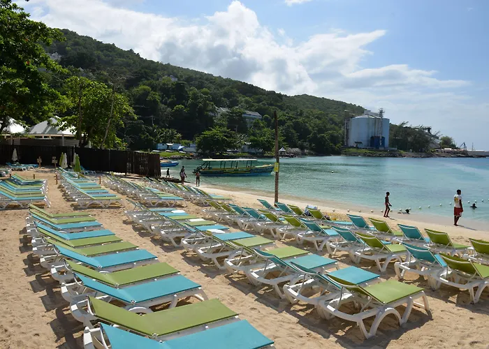 Fisherman's Point Beach-front Condomania 3*