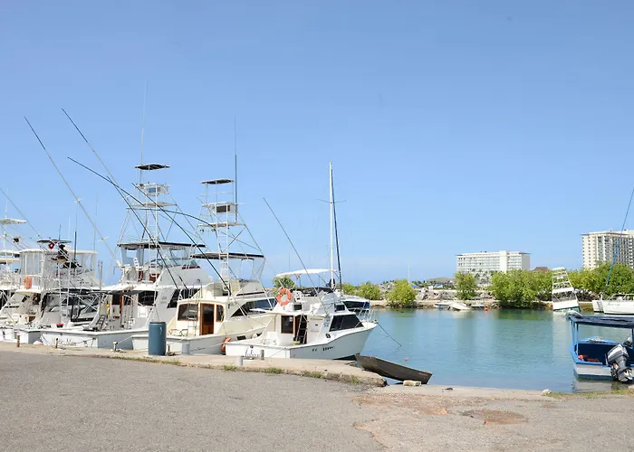 Fisherman's Point Beach-front Condomania 3*
