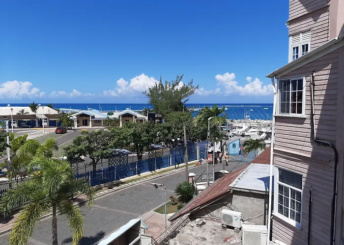 Fisherman's Point Beach-front Condomania 3*